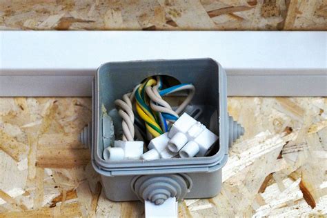 how to put cable in junction box